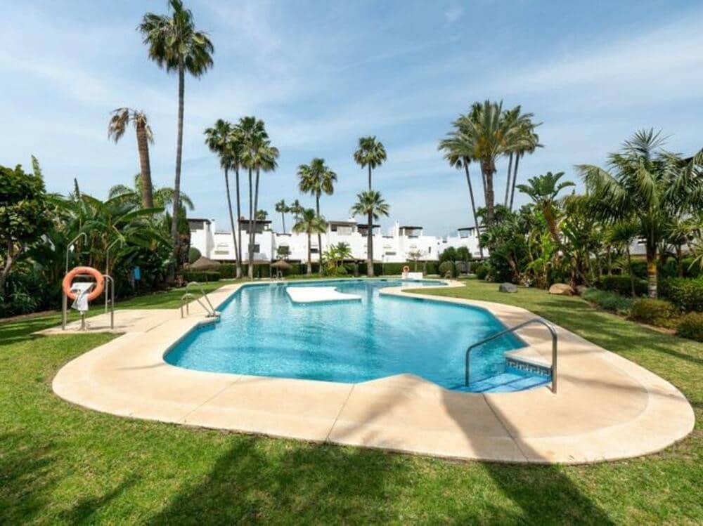 3 soveværelse Byhus til salg i Guadalmina med swimmingpool garage - € 679.000 (Ref: 9007294)
