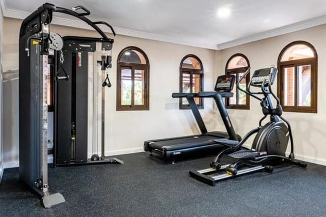 Appartement de 3 chambres à louer à El Paraiso, Estepona avec piscine garage - 2 500 € (Ref: 9007296)