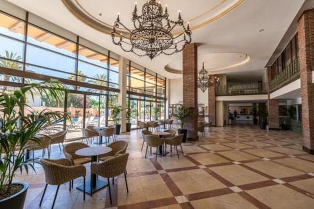 Appartement de 3 chambres à louer à El Paraiso, Estepona avec piscine garage - 2 500 € (Ref: 9007296)