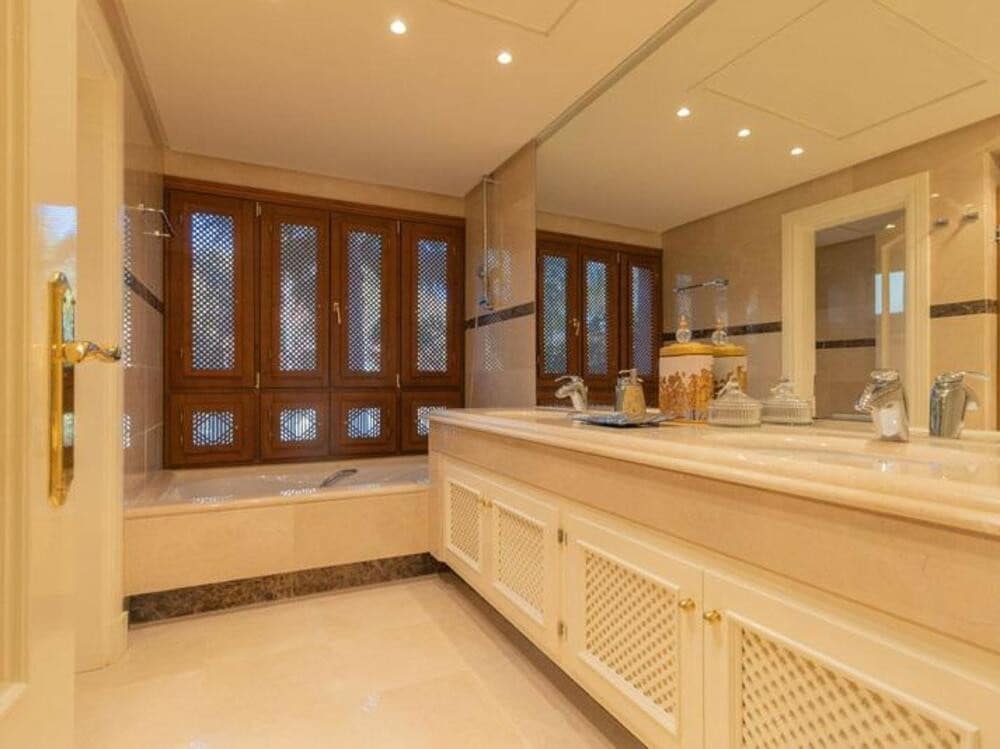 Appartement de 3 chambres à louer à Nueva Andalucia avec piscine - 4 900 € (Ref: 9017203)