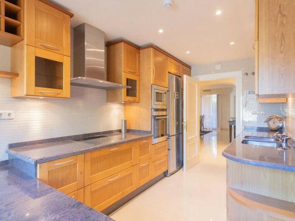 Appartement de 3 chambres à louer à Nueva Andalucia avec piscine - 4 900 € (Ref: 9017203)