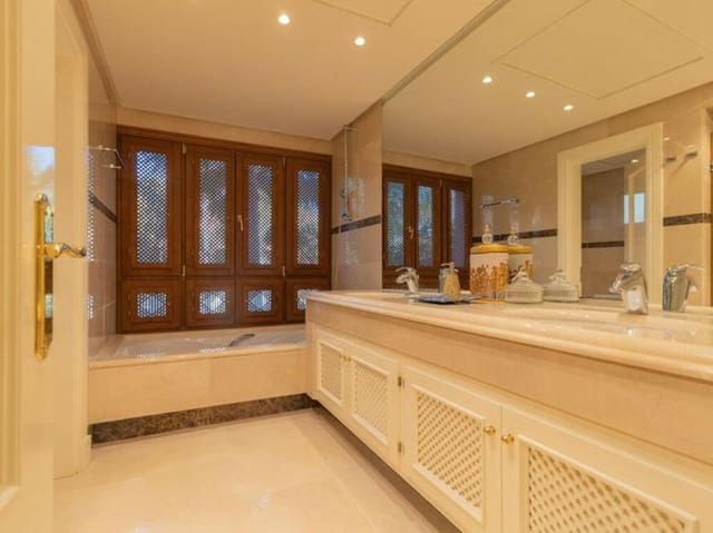 3 bedroom Apartment for rent in Nueva Andalucía Centro, Marbella with pool garage - € 4,900 (Ref: 9017203)