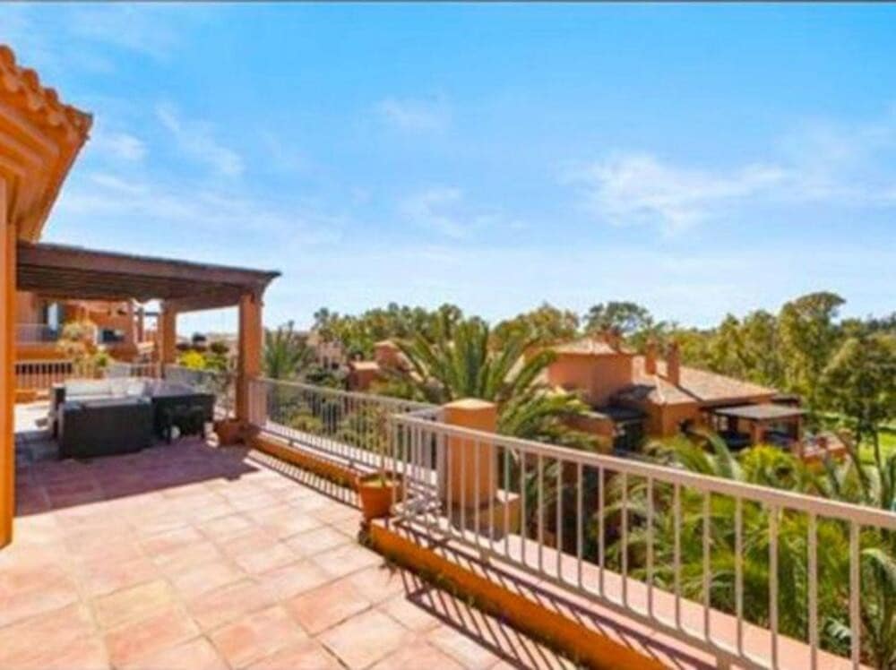 3 bedroom Penthouse for rent in Benahavis with pool - € 3,300 (Ref: 9022663)