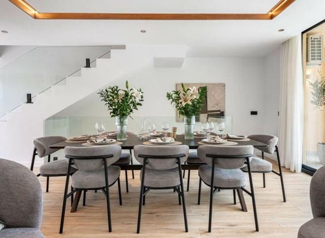 4 sypialnia Dom na sprzedaż w Las Brisas, Marbella z garażem - 949 000 € (Ref: 9026266)