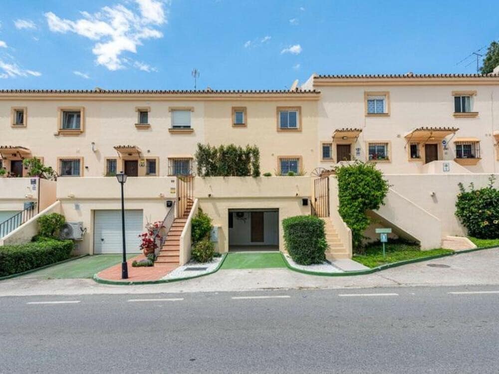 4 soveværelse Byhus til salg i Nueva Andalucia med garage - € 899.000 (Ref: 9026266)
