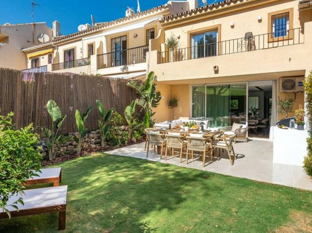 4 soveværelse Byhus til salg i Nueva Andalucia med garage - € 899.000 (Ref: 9026266)