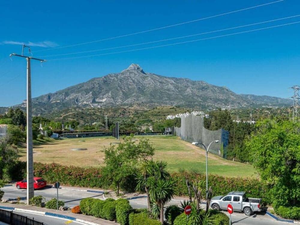 4 soveværelse Byhus til salg i Nueva Andalucia med garage - € 899.000 (Ref: 9026266)