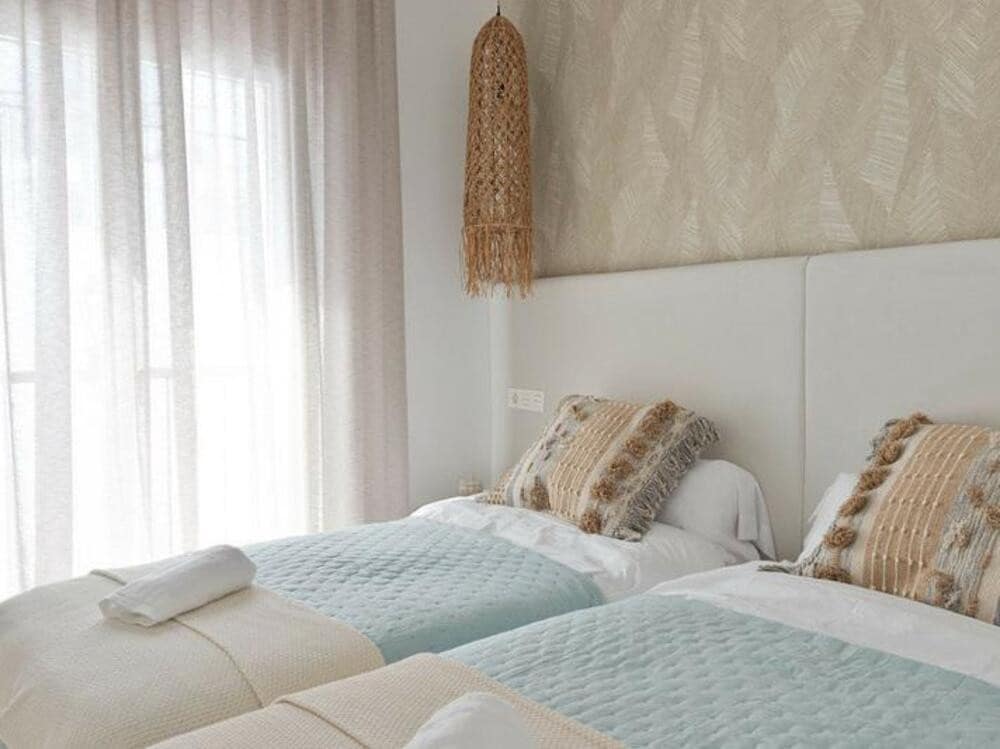 2 bedroom Penthouse for rent in Benahavis with pool garage - € 2,650 (Ref: 9026271)