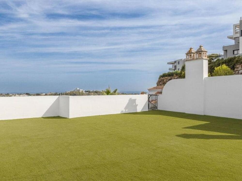 2 bedroom Penthouse for rent in Benahavis with pool garage - € 2,650 (Ref: 9026271)