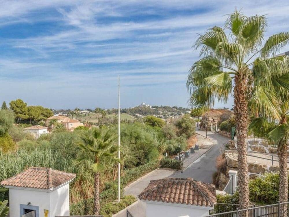 2 bedroom Penthouse for rent in Benahavis with pool garage - € 2,650 (Ref: 9026271)