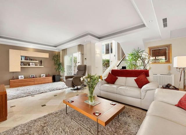 3 makuuhuone Omakotitalo myytävänä paikassa Marbella mukana uima-altaan - 1 250 000 € (Ref: 9034029)