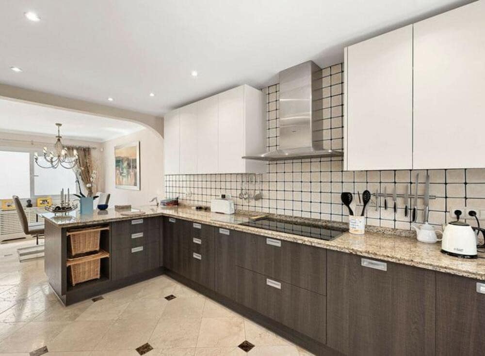 3 makuuhuone Omakotitalo myytävänä paikassa Marbella mukana uima-altaan - 1 250 000 € (Ref: 9034029)