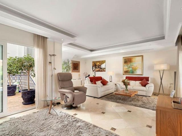 3 makuuhuone Omakotitalo myytävänä paikassa Marbella mukana uima-altaan - 1 250 000 € (Ref: 9034029)