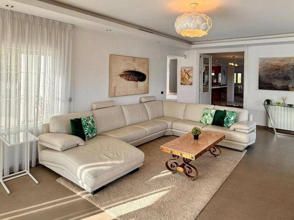 5 soveværelse Villa til leje i New Golden Mile med swimmingpool garage - € 9.000 (Ref: 9036233)