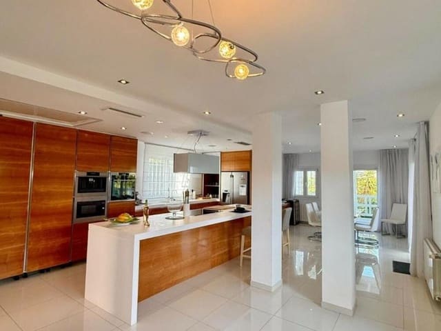 5 soverom Villa til leie i Nueva Atalaya, Estepona med svømmebasseng garasje - € 9 000 (Ref: 9036233)