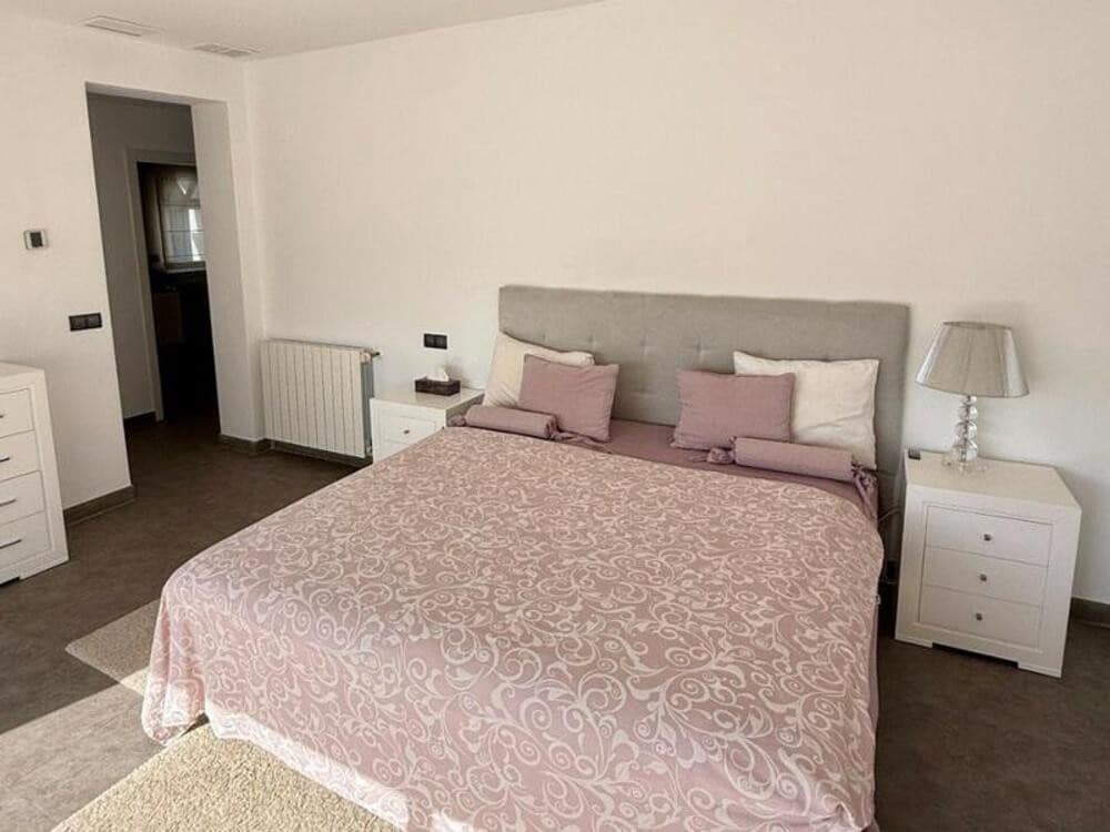 5 soveværelse Villa til leje i New Golden Mile med swimmingpool garage - € 9.000 (Ref: 9036233)