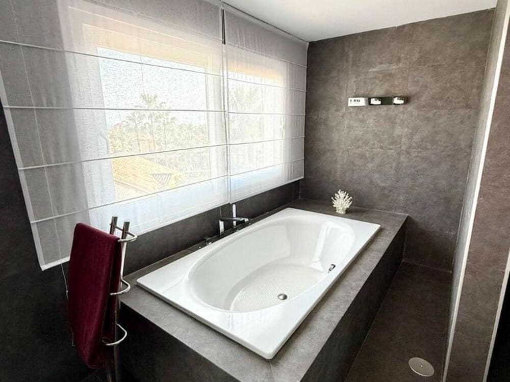 5 soveværelse Villa til leje i New Golden Mile med swimmingpool garage - € 9.000 (Ref: 9036233)