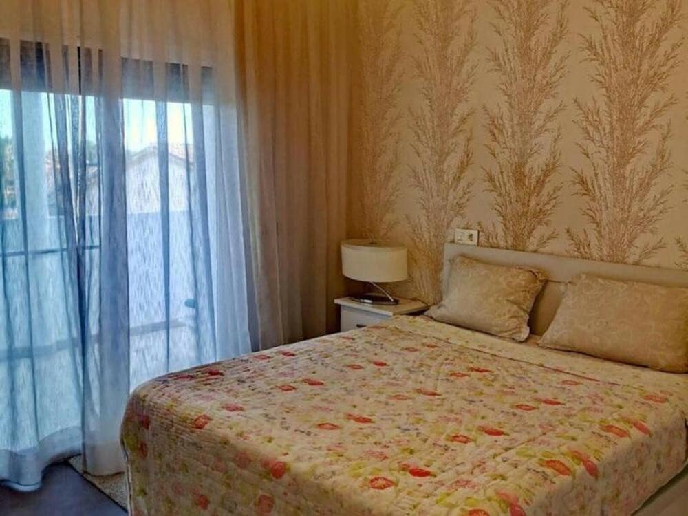 5 soveværelse Villa til leje i New Golden Mile med swimmingpool garage - € 9.000 (Ref: 9036233)