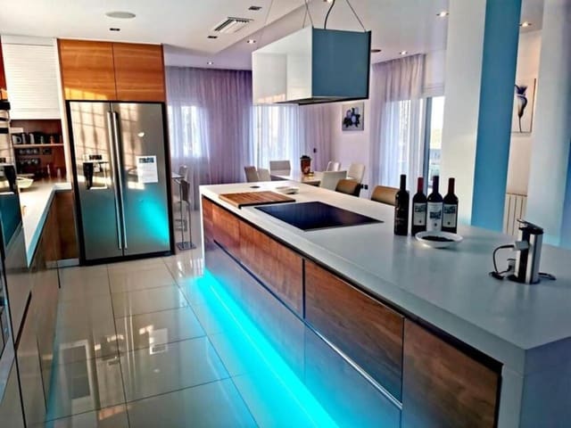 5 camera da letto Villa da affittare in Nueva Atalaya, Estepona con piscina garage - 8.000 € (Rif: 9036233)