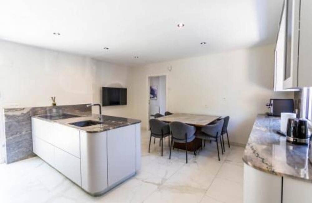 5 soveværelse Villa til leje i Marbella med swimmingpool - € 12.000 (Ref: 9041951)