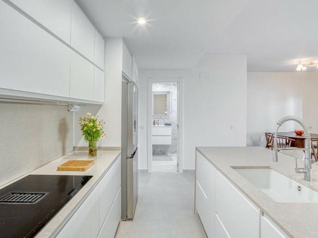 4 makuuhuone Huoneisto myytävänä paikassa Nueva Alcántara, Marbella mukana uima-altaan 
autotalli - 750 000 € (Ref: 9041954)