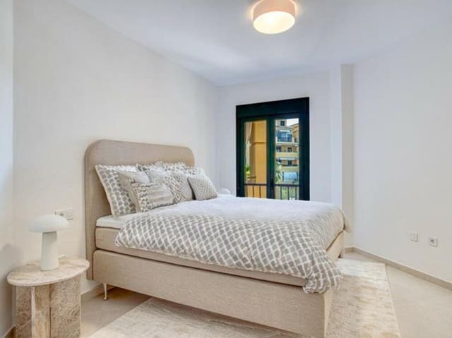 4 makuuhuone Huoneisto myytävänä paikassa Nueva Alcántara, Marbella mukana uima-altaan 
autotalli - 750 000 € (Ref: 9041954)