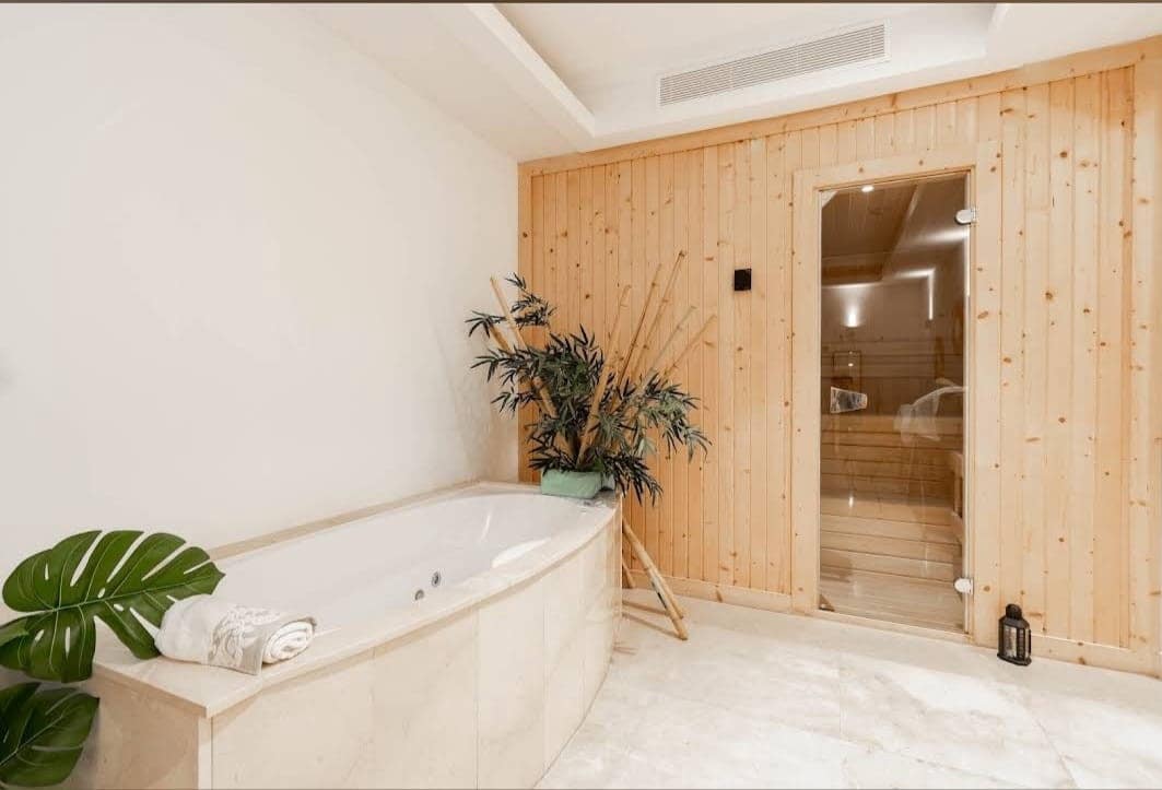 5 makuuhuone Huvila vuokrattavana paikassa El Paraiso mukana uima-altaan 
autotalli - 16 800 € (Ref: 9050666)