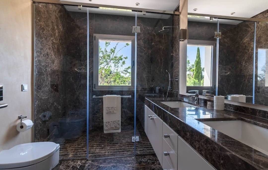 5 makuuhuone Huvila vuokrattavana paikassa El Paraiso mukana uima-altaan 
autotalli - 16 800 € (Ref: 9050666)