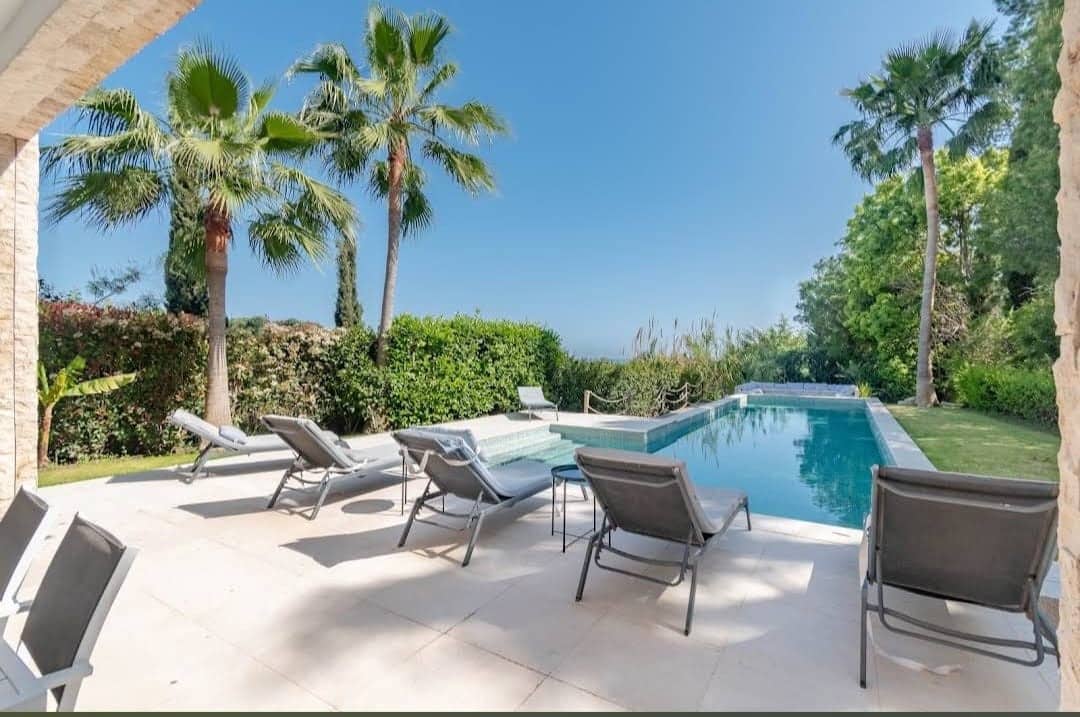 5 makuuhuone Huvila vuokrattavana paikassa El Paraiso mukana uima-altaan 
autotalli - 16 800 € (Ref: 9050666)