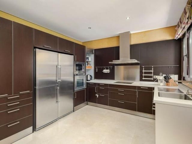 2 bedroom Apartment for rent in Puerto Banus, Marbella with pool garage - € 7,000 (Ref: 9057270)