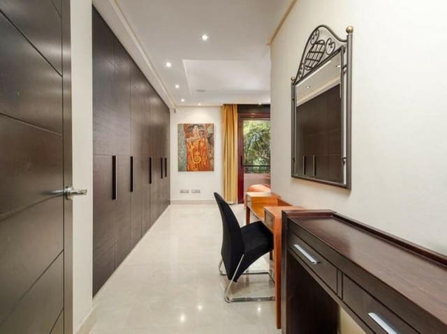 2 bedroom Apartment for rent in Puerto Banus, Marbella with pool garage - € 7,000 (Ref: 9057270)