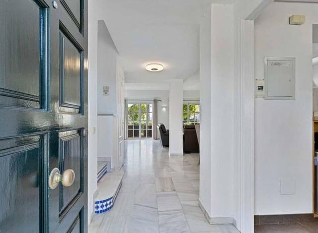 4 quarto Casa em Banda para venda em Resinera-Voladilla, Estepona com piscina garagem - 560 000 € (Ref: 9064905)