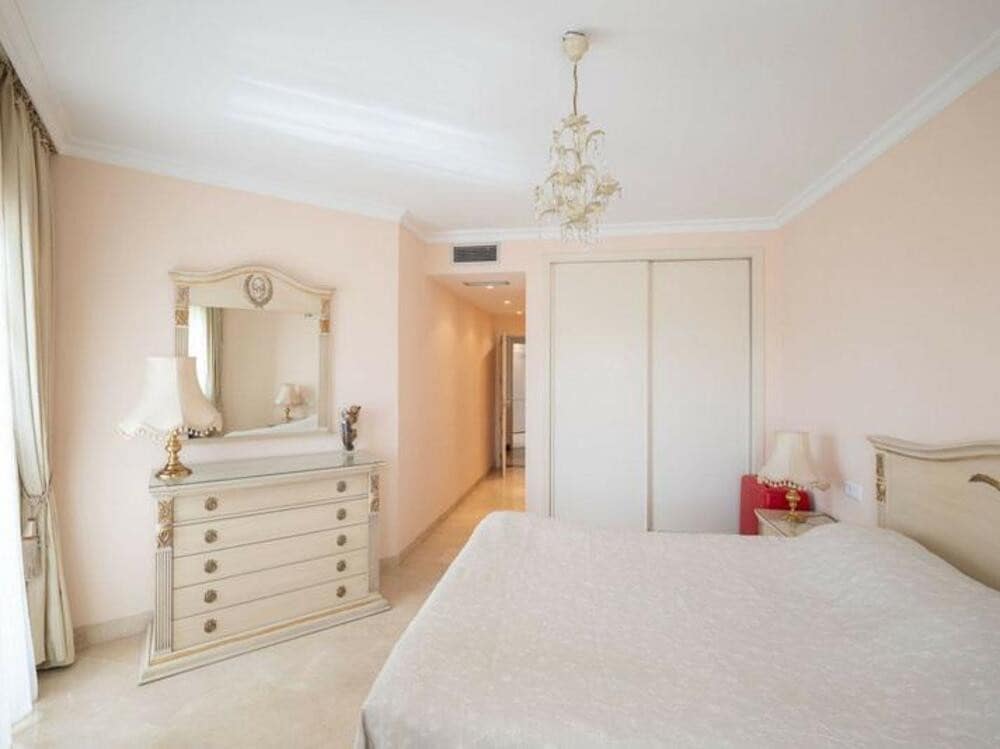 2 soverom Leilighet til leie i Bel-Air med svømmebasseng - € 2 000 (Ref: 9068474)