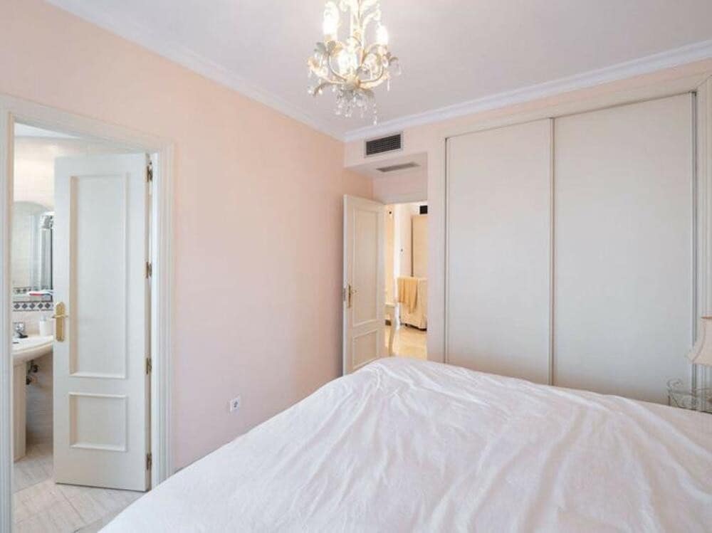 2 soverom Leilighet til leie i Bel-Air med svømmebasseng - € 2 000 (Ref: 9068474)