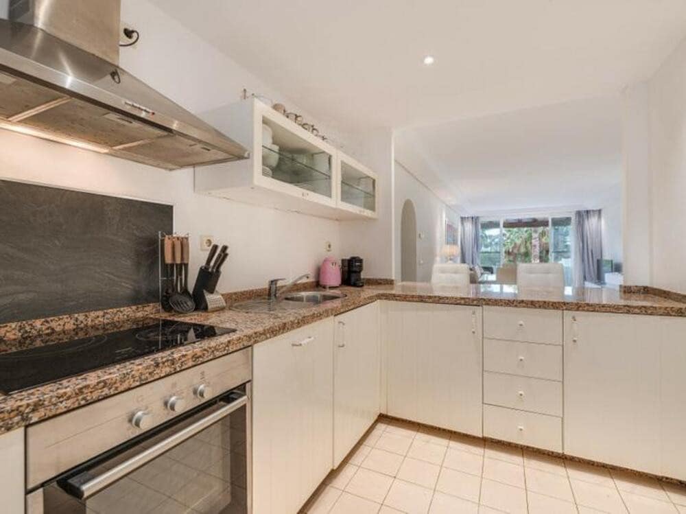 3 bedroom Penthouse for rent in Marbella with pool - € 5,500 (Ref: 9068479)