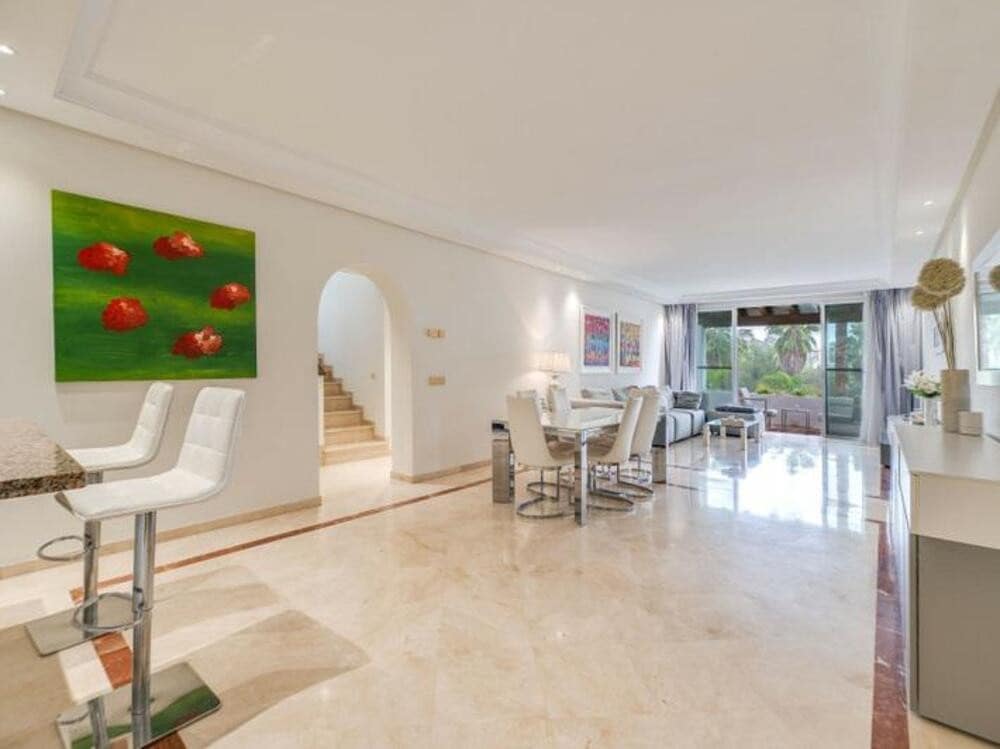 3 bedroom Penthouse for rent in Marbella with pool - € 5,500 (Ref: 9068479)