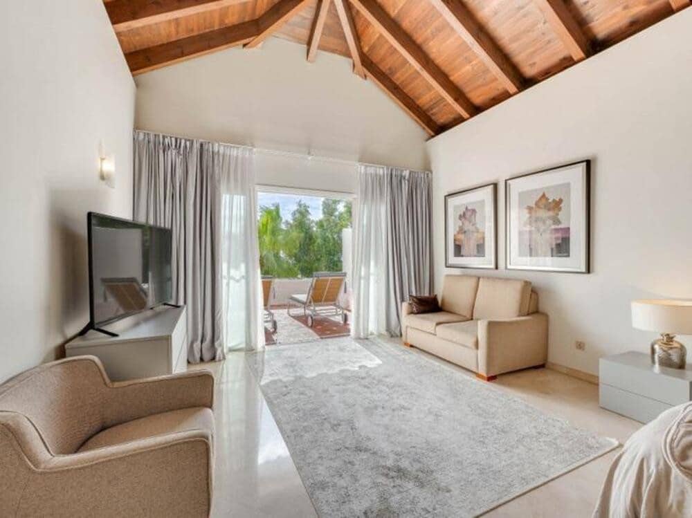 3 bedroom Penthouse for rent in Marbella with pool - € 5,500 (Ref: 9068479)