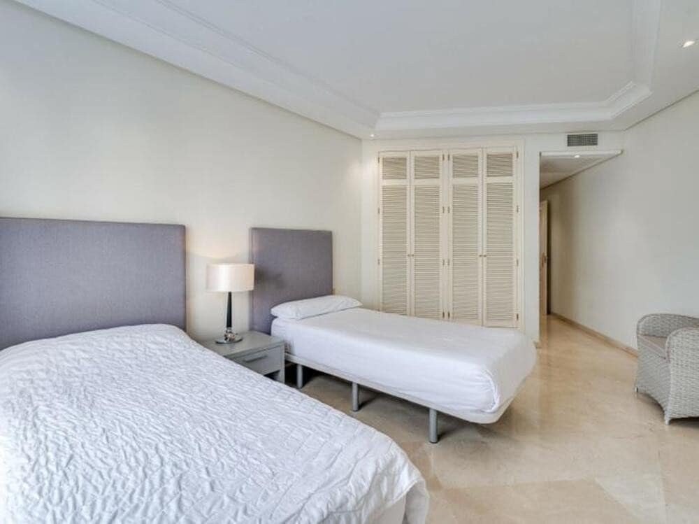 3 bedroom Penthouse for rent in Marbella with pool - € 5,500 (Ref: 9068479)