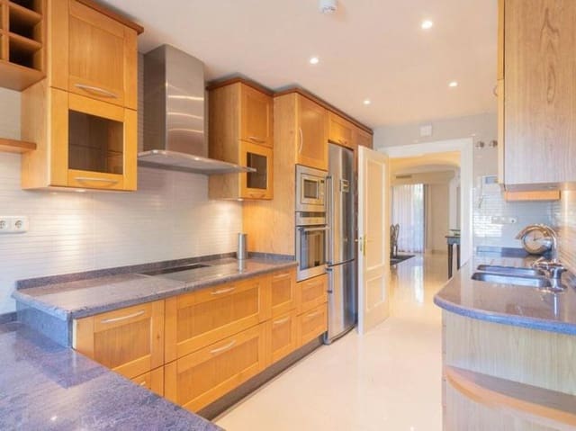 3 slaapkamer Appartement te huur in Nueva Andalucía Centro, Marbella met zwembad garage - € 4.700 (Ref: 9068482)