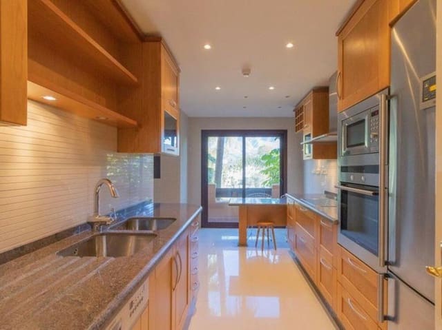 3 slaapkamer Appartement te huur in Nueva Andalucía Centro, Marbella met zwembad garage - € 4.700 (Ref: 9068482)