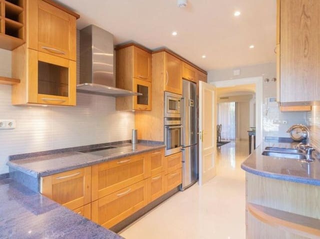 3 soveværelse Lejlighed til leje i Nueva Andalucía Centro, Marbella med swimmingpool garage - € 4.700 (Ref: 9068482)