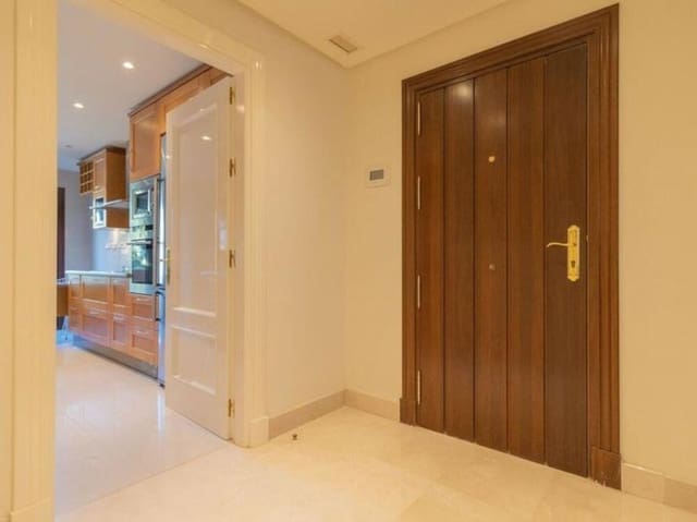 3 soveværelse Lejlighed til leje i Nueva Andalucía Centro, Marbella med swimmingpool garage - € 4.700 (Ref: 9068482)