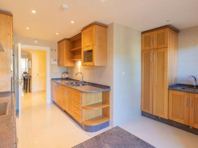 3 soveværelse Lejlighed til leje i Nueva Andalucía Centro, Marbella med swimmingpool garage - € 4.700 (Ref: 9068482)