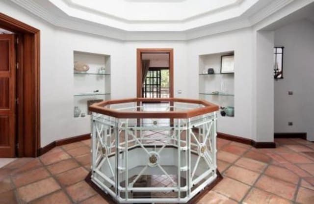 5 bedroom Villa for rent in Sierra Blanca, Marbella with pool garage - € 15,000 (Ref: 9073093)