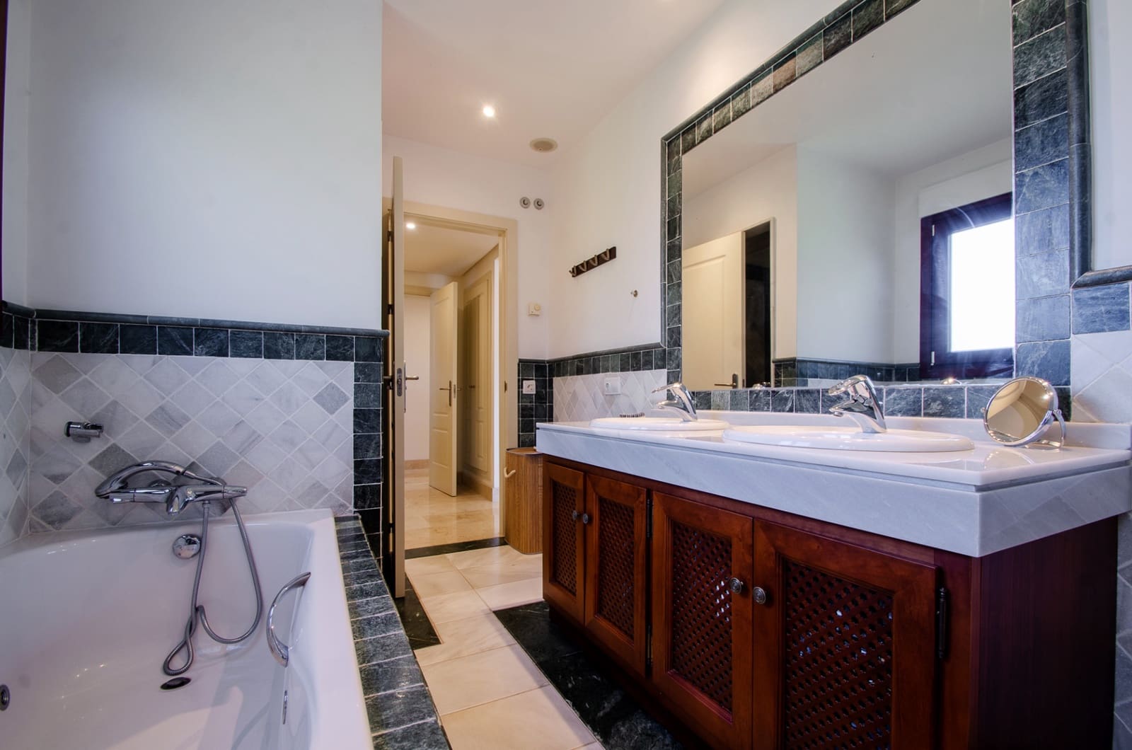 3 sypialnia Apartament na kwatery wakacyjne w Marbella z basenem garażem - 6 350 € (Ref: 9081267)