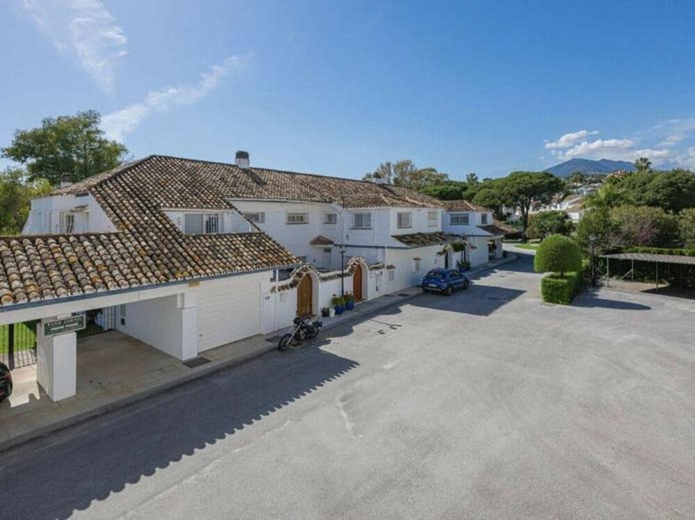 3 bedroom Townhouse for rent in Nueva Andalucia with pool garage - € 3,500 (Ref: 9081268)