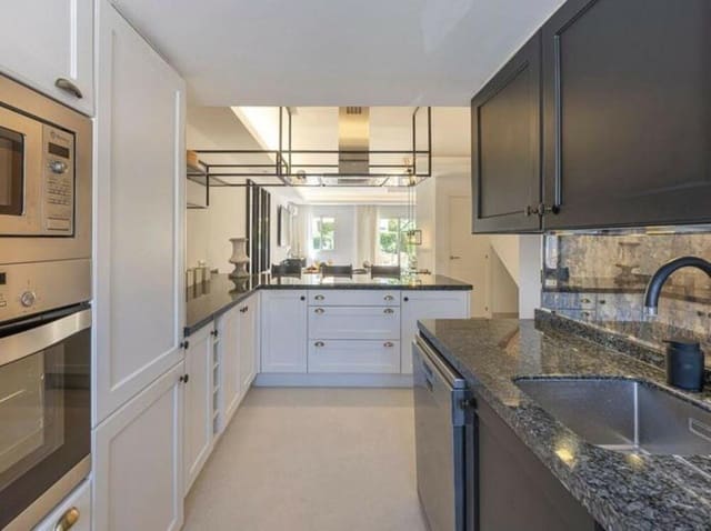 3 makuuhuone Omakotitalo vuokrattavana paikassa Nueva Andalucía Centro, Marbella mukana uima-altaan 
autotalli - 3 500 € (Ref: 9081268)