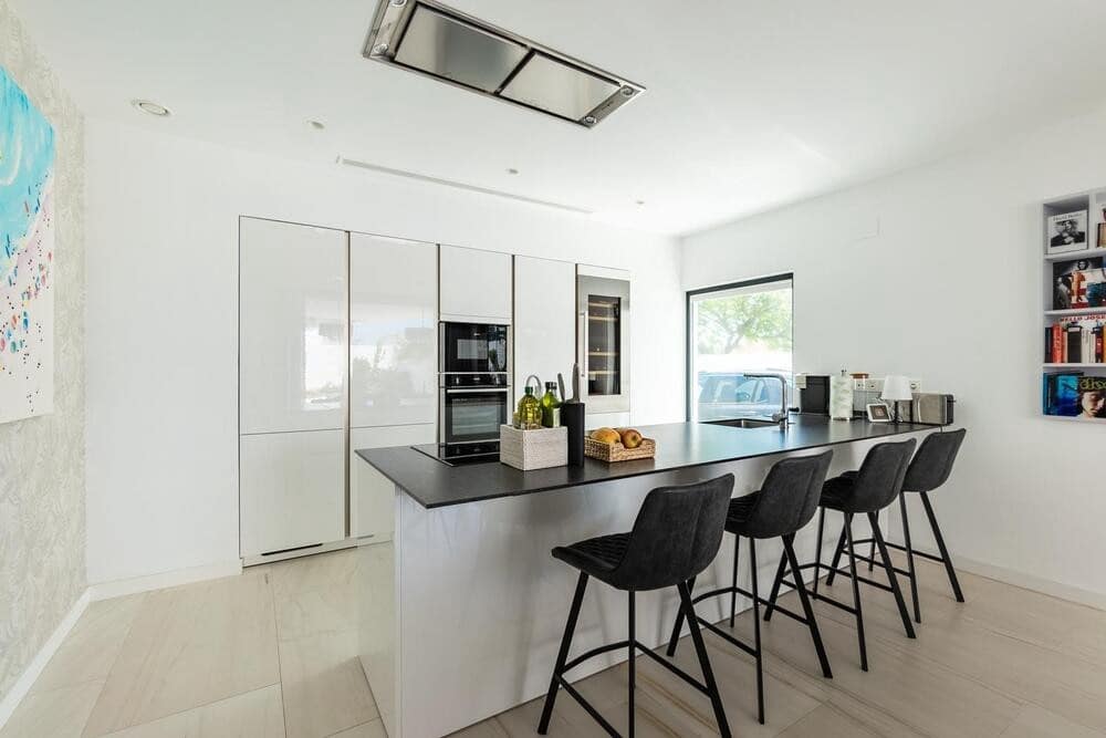 5 bedroom Villa for rent in San Pedro de Alcantara with pool garage - € 14,000 (Ref: 9084881)