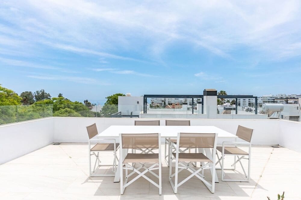 5 bedroom Villa for rent in San Pedro de Alcantara with pool garage - € 14,000 (Ref: 9084881)