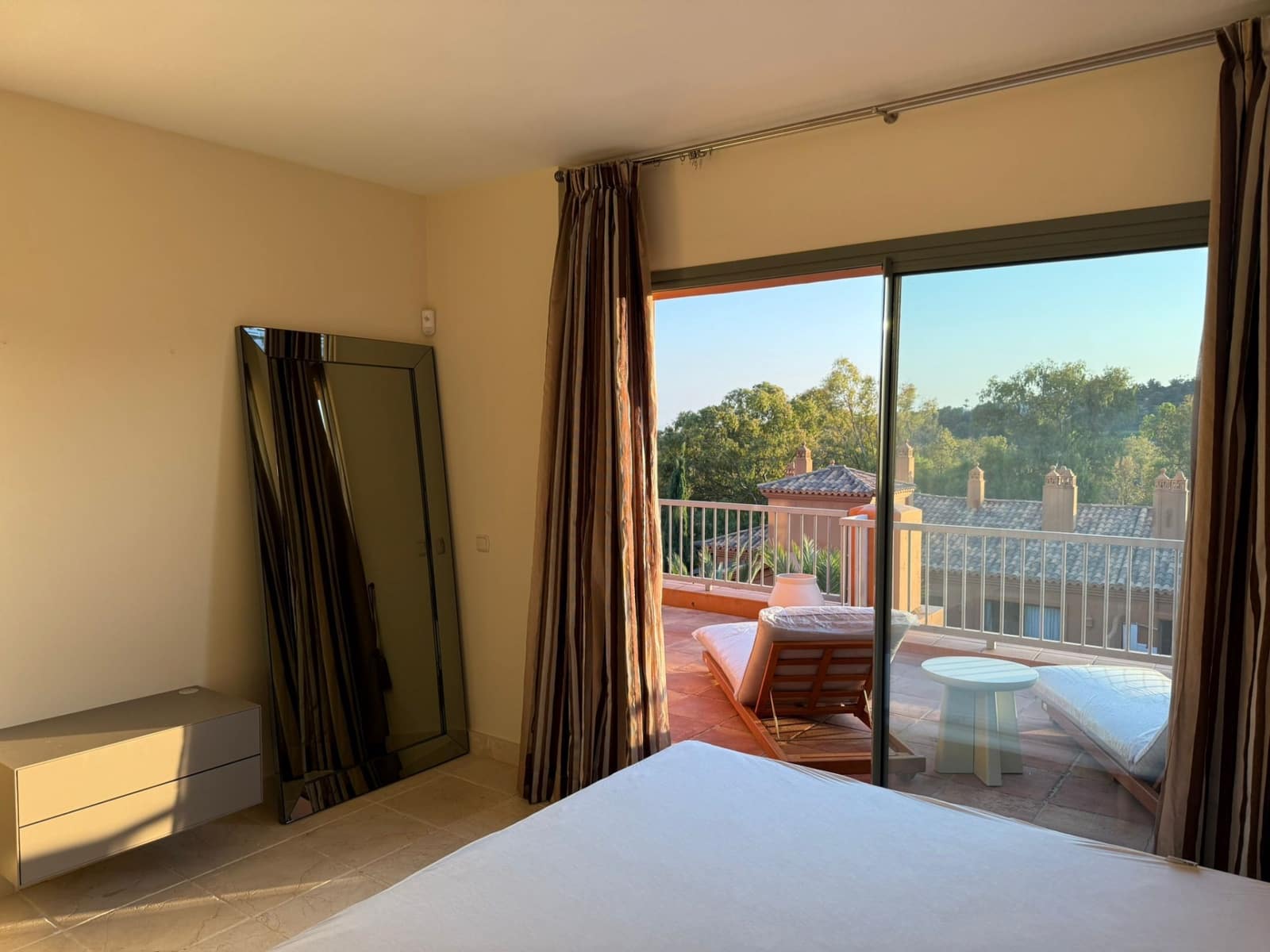 3 quarto Penthouse para arrendar em Estepona com piscina garagem - 4 200 € (Ref: 9097833)